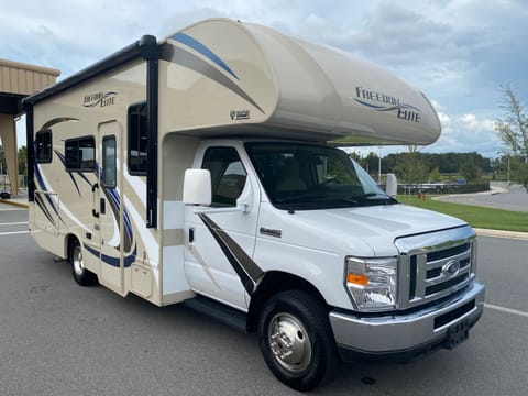 2018 Thor Motor Coach Freedom Elite 23H Drivable vehicle in Clermont