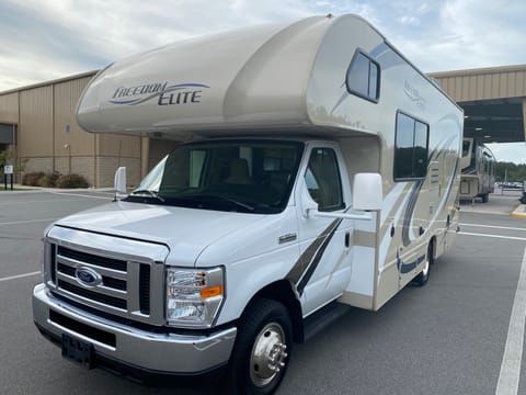 2018 Thor Motor Coach Freedom Elite 23H Drivable vehicle in Clermont