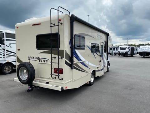 2018 Thor Motor Coach Freedom Elite 23H Drivable vehicle in Clermont