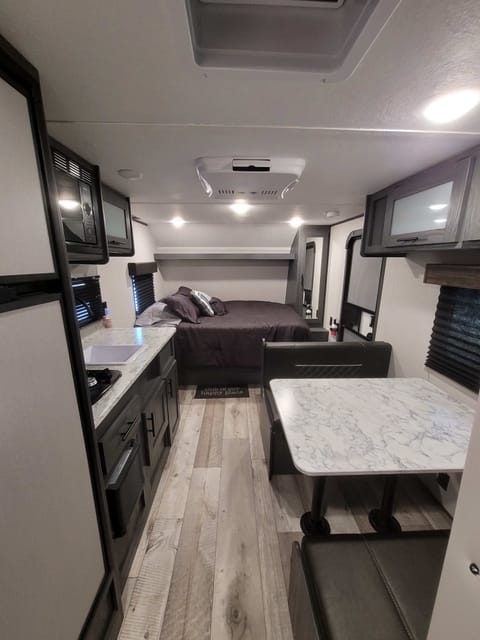 ★FULL size BUNKS★Sleeps 6★Outdoor Kitchen★Exit 407 Towable trailer in Sevierville
