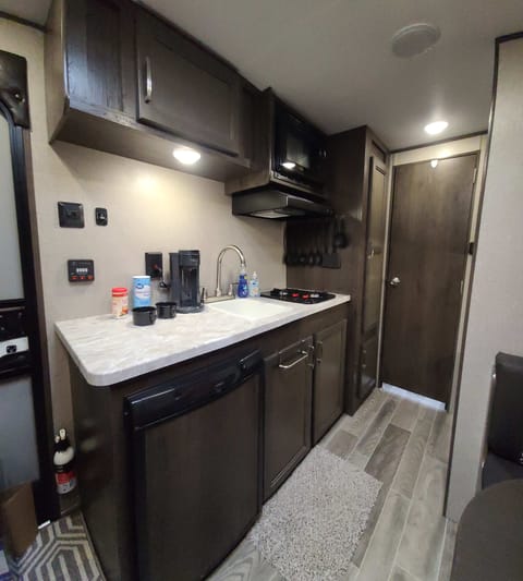 The Rolling Cabin, Sleeps 4 Very Comfortably Towable trailer in Nashville