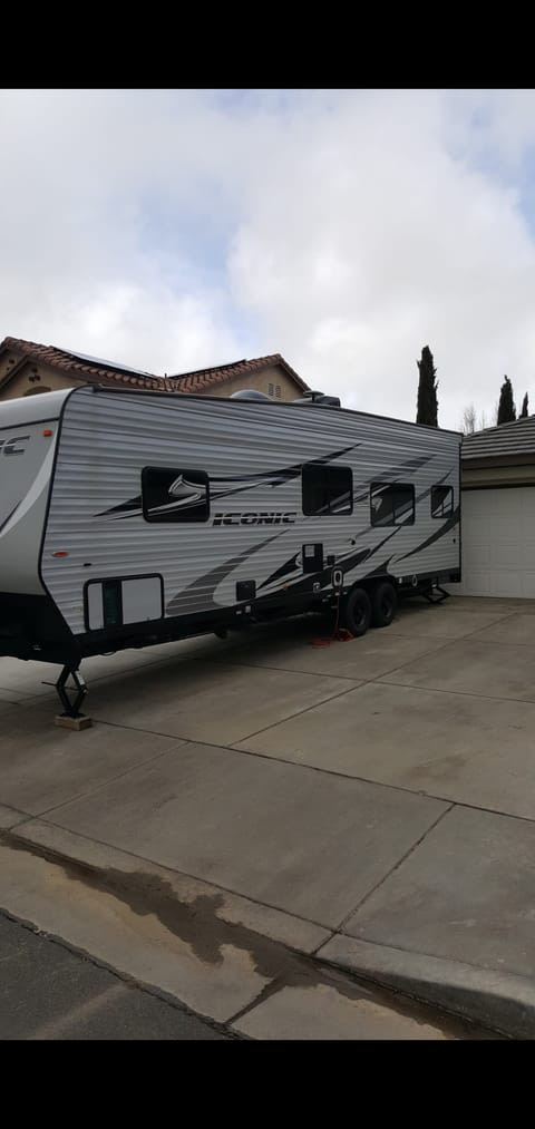 2017 Eclipse Iconic Pro Lite 2714SF Towable trailer in Lancaster