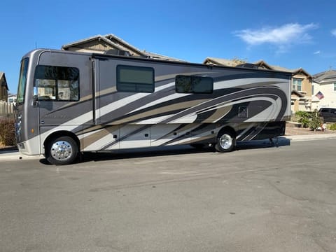 2019 Thor Motor Coach Miramar 34.2 Drivable vehicle in Santee