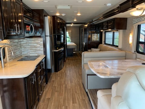 2019 Thor Motor Coach Miramar 34.2 Drivable vehicle in Santee