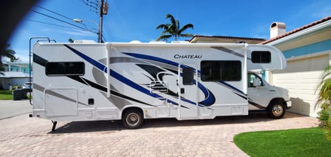 2021 Thor Motor Coach Chateau 32 ft-EARLY PICK UP Drivable vehicle in Deerfield Beach