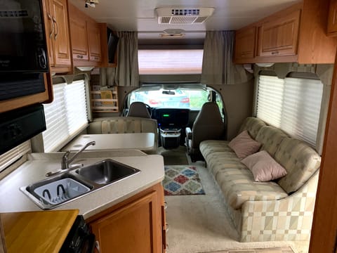 2007 Thor Motor Coach Four Winds 28A Drivable vehicle in Princeton
