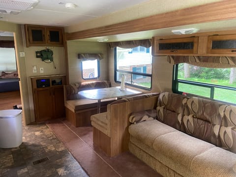 2015 Coachmen Catalina 303fqb Towable trailer in Chesapeake Beach