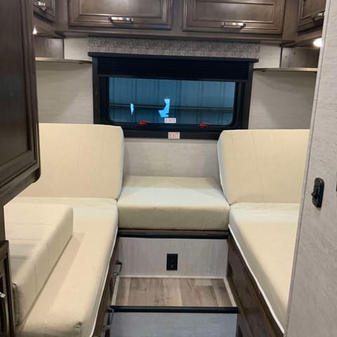 2021 Jayco Melbourne Prestige 24T Towable trailer in Rockwall