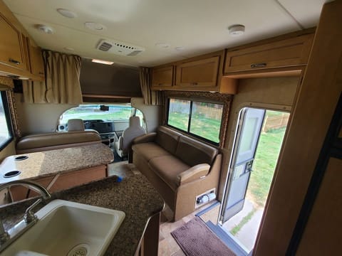 2017 Thor Motor Coach Freedom Elite 26HE Drivable vehicle in Lisle