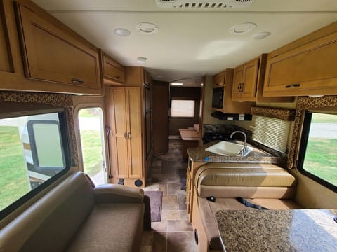 2017 Thor Motor Coach Freedom Elite 26HE Drivable vehicle in Lisle