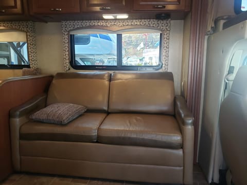 2015 Thor Motor Coach Four Winds 31L Drivable vehicle in Bakersfield