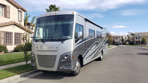 2018 Winnebago Sunstar LX 35F Drivable vehicle in West Sacramento