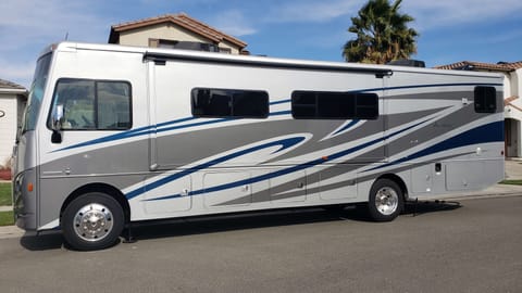 2018 Winnebago Sunstar LX 35F Drivable vehicle in West Sacramento