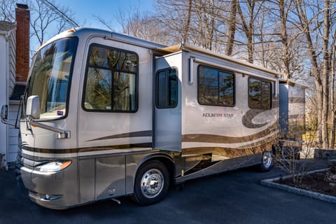 2005 Newmar CountryStar 3354 Drivable vehicle in Brookfield
