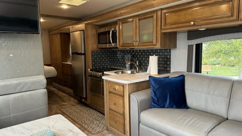 2021 Fleetwood RV Flair 29M Drivable vehicle in Mount Dora