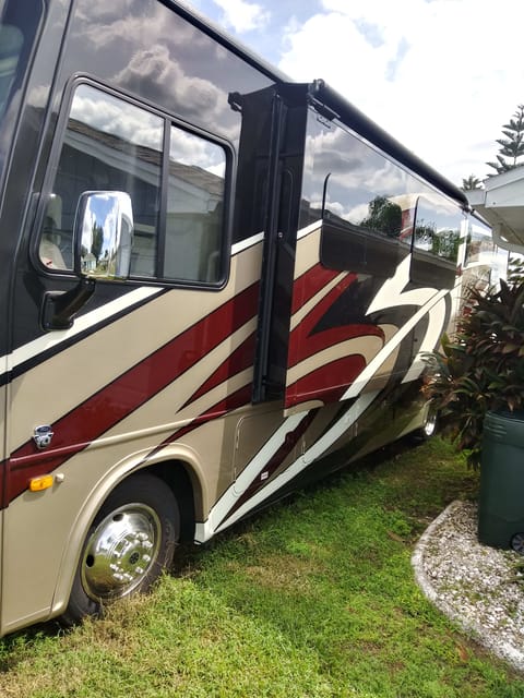 2019 Forest River RV Georgetown 5 Series 31L5 Drivable vehicle in Sun City Center