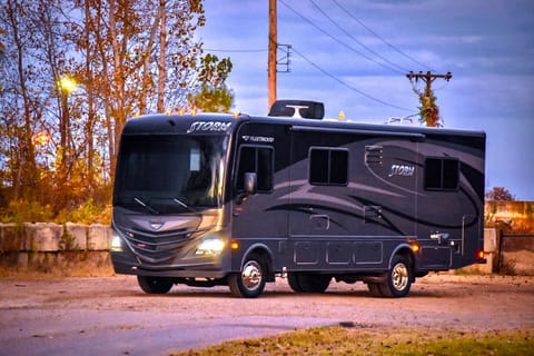 2014 Fleetwood RV Storm 28MS Drivable vehicle in Fort Smith