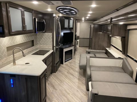 2021 Fleetwood RV Southwind 37F Drivable vehicle in Hialeah Gardens