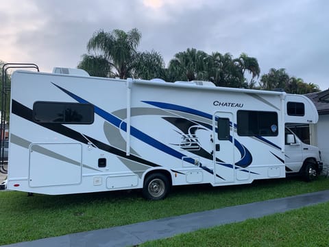 Explore on a NEW 2021 Chateau RV Vehículo funcional in Richmond Heights