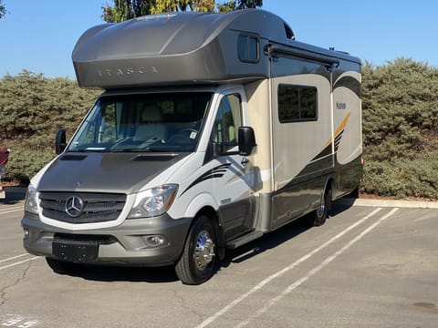 Mercedes Sprinter Navion - GREAT for exploring! Véhicule routier in Tustin
