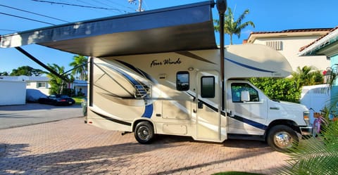 Thor Motor Coach Four Winds 24 Ft.- EARLY PICK UP Drivable vehicle in Deerfield Beach