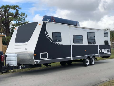 Fully Renovated Camper Towable trailer in Miami Gardens