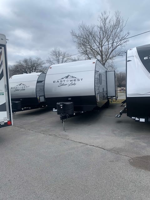 2020 EAST TO WEST Della Terra 29 K2S Towable trailer in Hendersonville