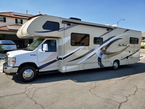 2019 Thor Motor Coach - Four Winds 32 foot Drivable vehicle in Tulsa