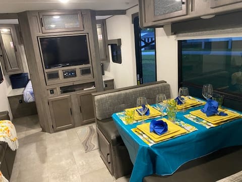 2021 30ft Coachmen Apex Lite Trailer Towable trailer in Oldsmar