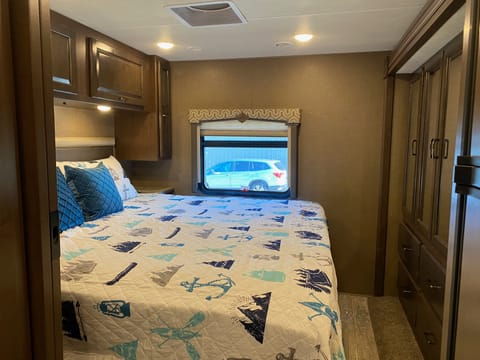 2019 Thor Motor Coach Hurricane 29M Drivable vehicle in Appleton