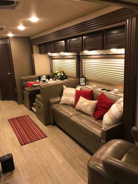 2018 Thor Motor Coach Freedom Traveler A27 Drivable vehicle in Rock Hall