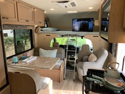 2019 Thor Four Winds 23U S1 Drivable vehicle in North Tustin
