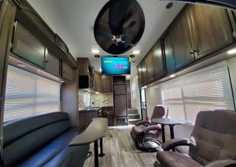 2021 Pacific Coachworks Powerlite XL Towable trailer in Fontana