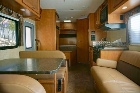 FAMILY APPROVED - 2018 Winnebago Minnie Winnie 25B Drivable vehicle in Highlands Ranch