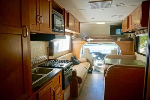 FAMILY APPROVED - 2018 Winnebago Minnie Winnie 25B Drivable vehicle in Highlands Ranch