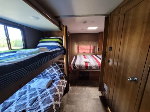 DEAN - 2018 Luxury Coachmen Leprechaun Fahrzeug in North Las Vegas