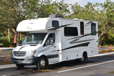 2017 Low miles! Like new 24ft Jayco Melbourne Drivable vehicle in Springdale
