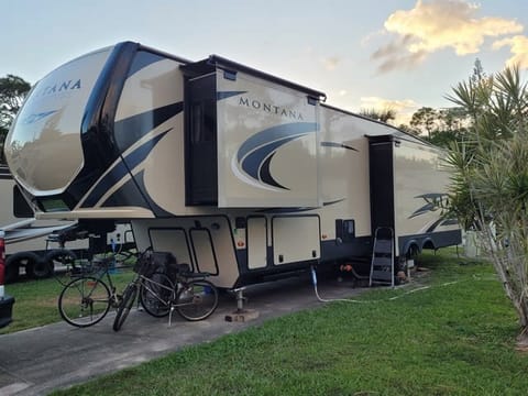 2020 Montana High Country 38' Glamper Towable trailer in Micco