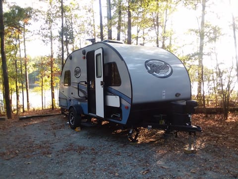 Awesome Lightweight Pet Friendly RV Rental Rimorchio trainabile in Pittsboro