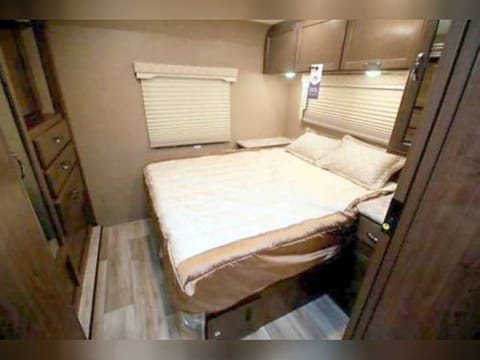 2017 Thor Motor Coach Freedom Elite 30FE Drivable vehicle in Wisconsin