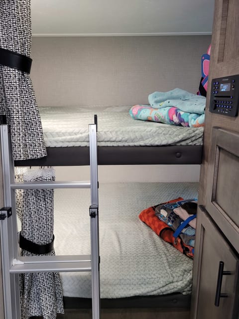 26' 2021 Sonic Bunkhouse - Sleeps 6 + 1 Child Towable trailer in Hillsboro