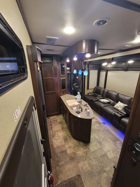 2015 Dutchmen RV Voltage V3990 Loaded! Towable trailer in Georgetown