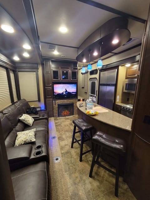 2015 Dutchmen RV Voltage V3990 Loaded! Towable trailer in Georgetown