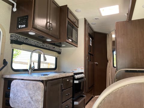 2020 Thor Motor Coach Freedom Elite Drivable vehicle in Tigard