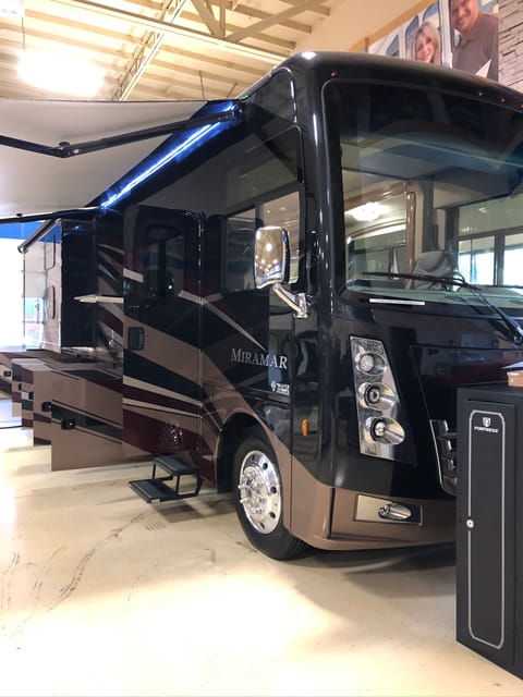 2020 Thor Motor Coach Miramar - 37.1 foot Drivable vehicle in Willamette Valley