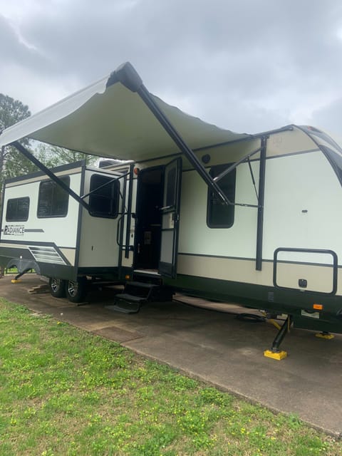 2018 Cruiser Radiance Ultra Lite 32BH Towable trailer in Pearland
