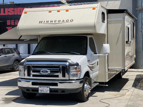 A&H DIRECT RV RENTALS 2015Winnebago Minnie Winnie Drivable vehicle in North Hollywood