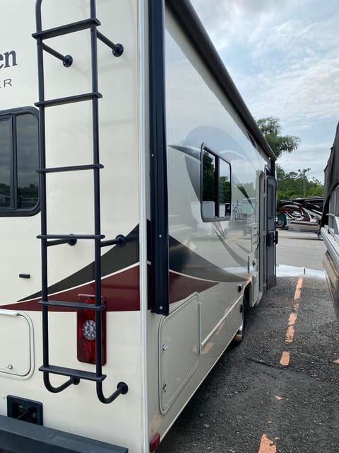 Coachmen 2019 RV Freelander 27QB Ford 350 Drivable vehicle in Clermont