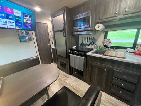 Murphy bed & Bunk BEDS! Dog friendly mini camper! Tráiler remolcable in Taneytown