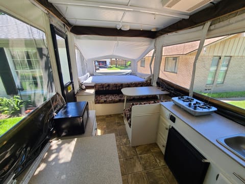 Family Friendly Popup Camper w/ Cargo Deck Tráiler remolcable in Farmers Branch